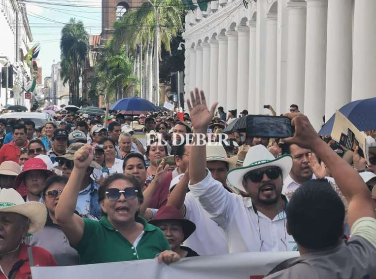 Maestros urbanos de Santa Cruz marchan por sus demandas. Foto: Jorge Gutiérrez