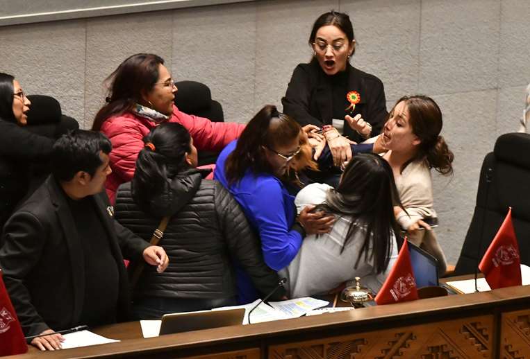 Diputados protagonizan agresiones en la sesión del martes 27 de febrero. Foto: APG