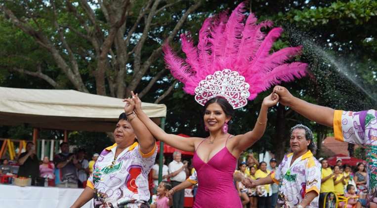 Coronan a la reina del Carnaval de Porongo/Foto: GAM Porongo