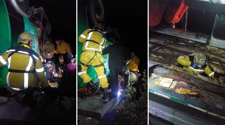 El embarrancamiento de un bus se cobró tres vidas/Fotos: GEOS Bolivia