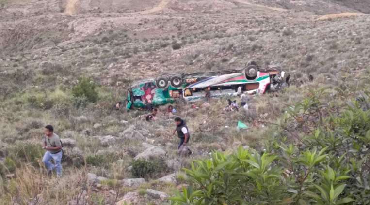 El embarrancamiento de un bus se cobró tres vidas/Fotos: GEOS Bolivia