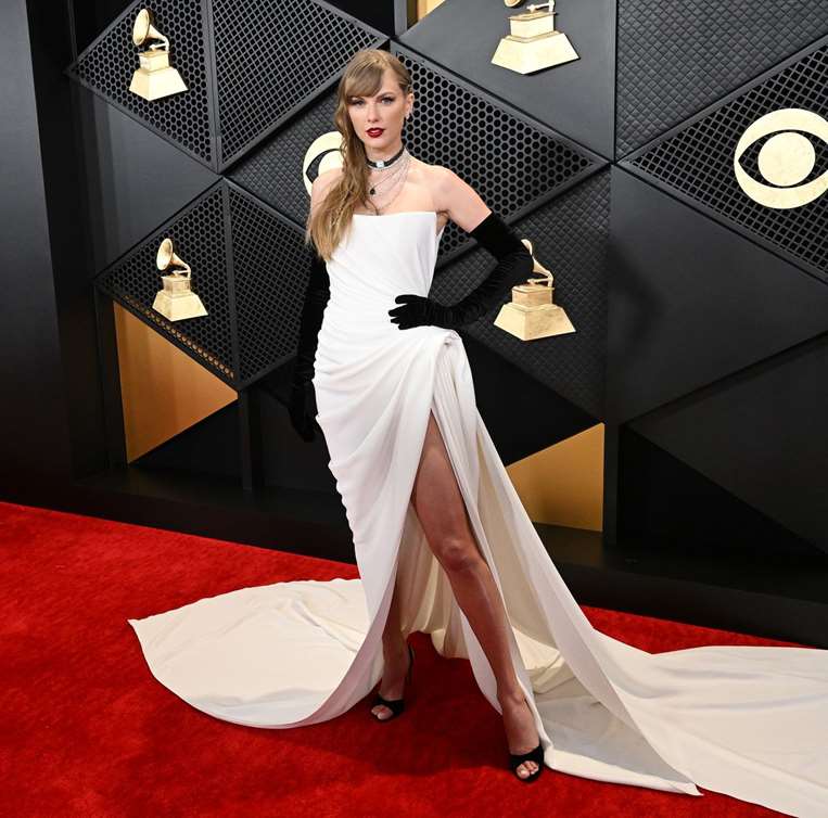 Taylor Swift La artista se decantó por un look bicolor firmado por Schiaparelli 