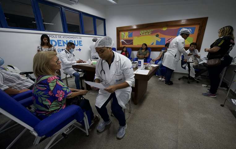  Los pacientes reciben atención médica dentro de un servicio de salud en Brasil / AFP