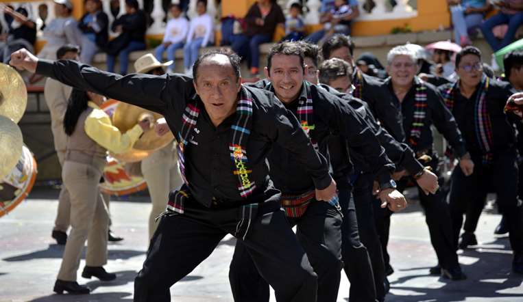 Bailarines en el Primer Convite del Carnaval de Oruro 2024 / Foto: AFG