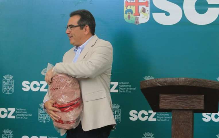 Mario Aguilera recibió una hamaca de regalo/Foto: Juan Carlos Torrejón