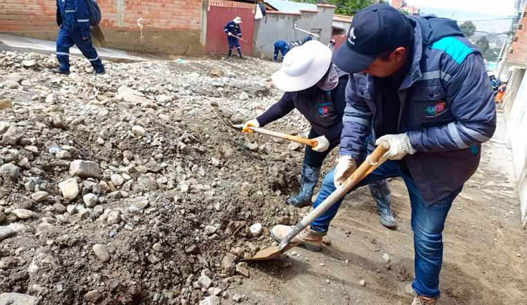 Personal de la Alcaldía de La Paz retiran lodos en zonas afectadas por lluvias/Foto: GMLP