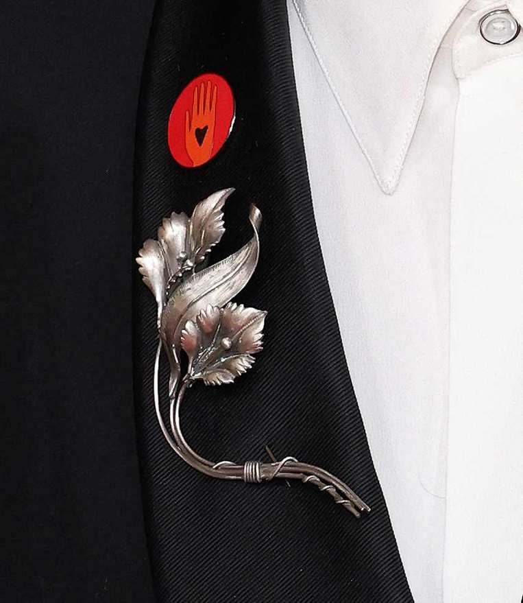 Mark Ruffalo y el distintivo en su traje /Foto: AFP