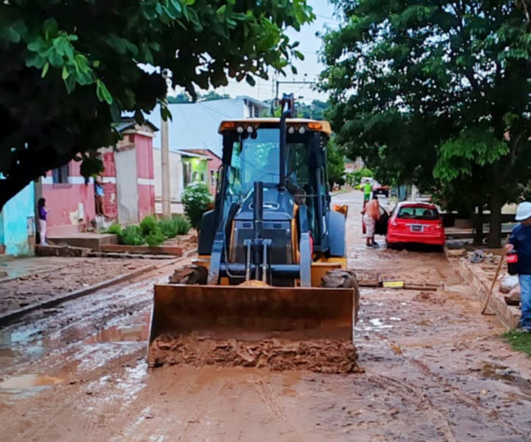 Situación en Camiri después de la torrencial lluvia. Fotos: Alcaldía de Camiri 