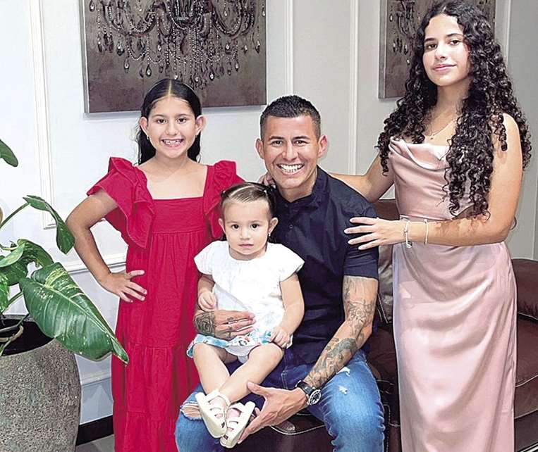 Juan Carlos Arce y sus hijas, Adanae, Sophia y Alana