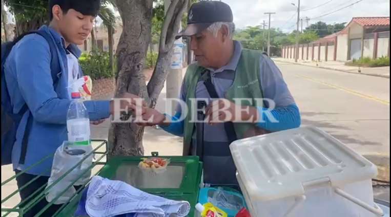 Severino Ayca vende pipocas y salchipapas en los colegios