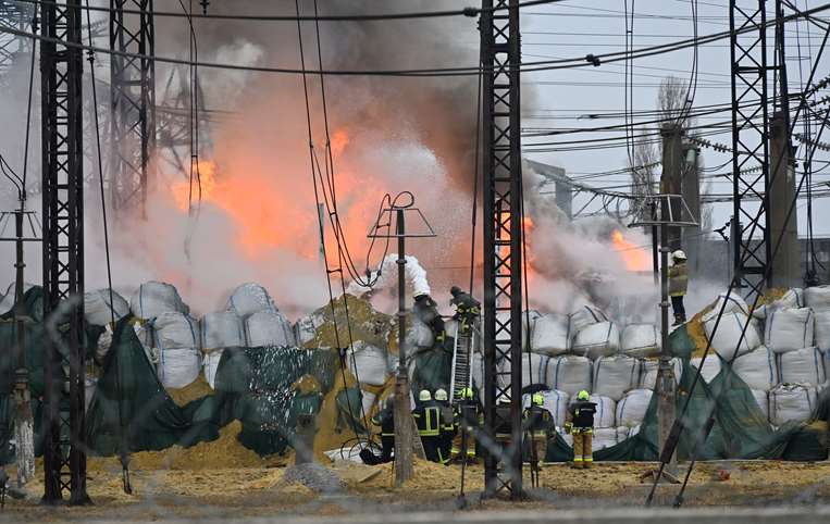 Bomberos trabajan en una subestación eléctrica tras un ataque con misiles en Járkov / AFP