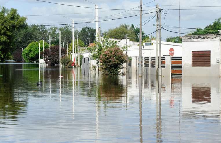 Calles llenas de agua en un vecindario en Florida, Uruguay / AFP