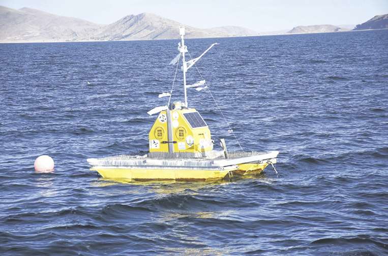 Equipo de medición en el Lago Titicaca, La Paz, que provee información periódica