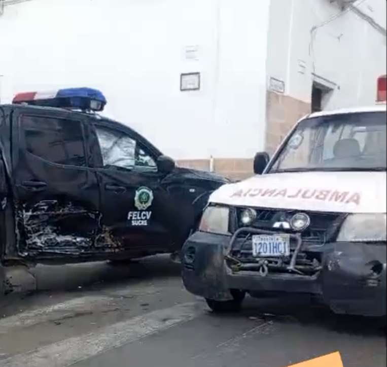 Choque de patrulla y ambulancia, en Sucre