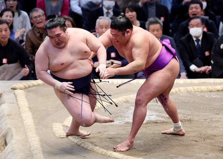Takerufuji (derecha) en plena competencia como luchador de sumo/Foto: AFP