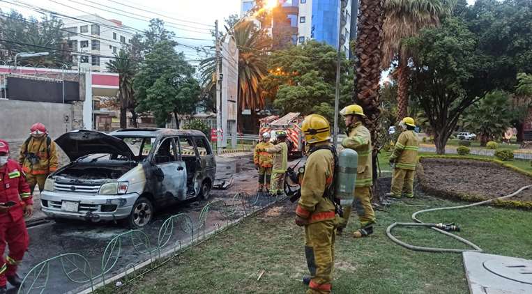 El incendio vehicular se produjo cerca del paseo del Prado, en Cochabamba.
