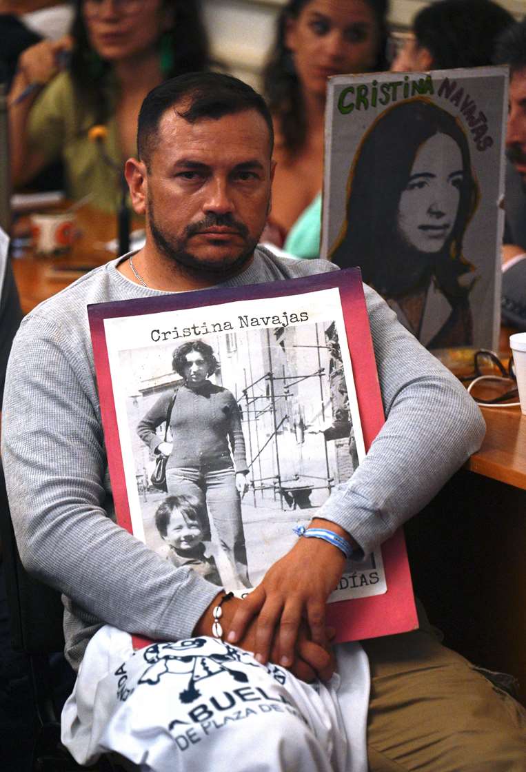Daniel Santucho Navajas, con una fotografía de su madre secuestrada Cristina Navajas / AFP