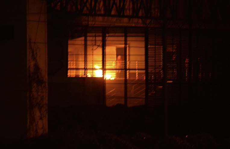 Incendio en el bloque Guayas 4 dentro del complejo penitenciario Regional 8 / AFP