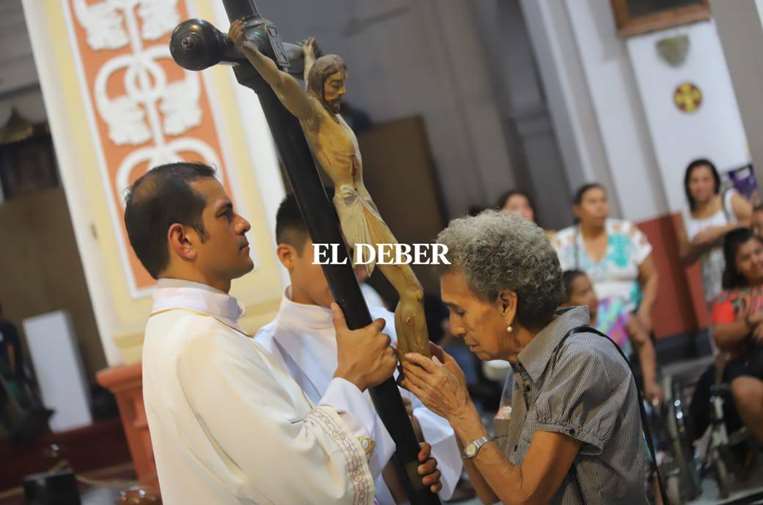 Adoración de la cruz en Viernes Santo. Foto: Jorge Gutiérrez