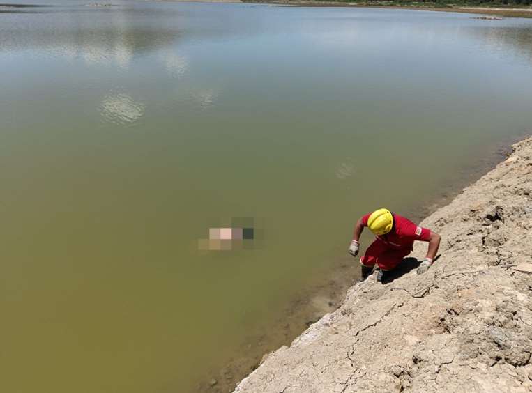 Bomberos rescatan el cuerpo sin vida hallado en la laguna Alalay/Foto: Policía.