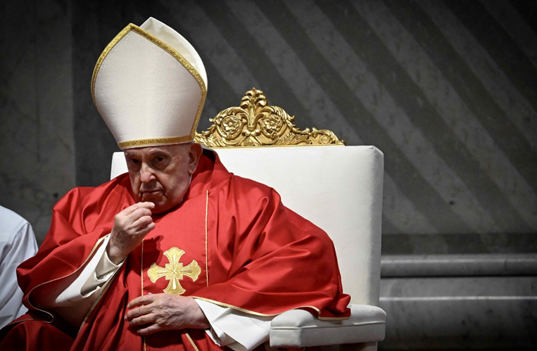 Este Viernes Santos, el Papa Francisco presidió la misa de la Pasión del Señor. Foto. AFP