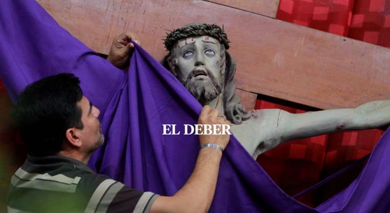 Imágenes cubiertas con telas moradas, en Semana Santa. Foto: Ricardo Montero