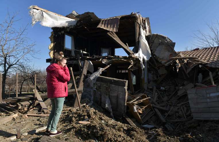 Una mujer ucraniana observa su casa destruida por un misil ruso/Foto: AFP