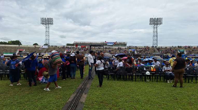 Evistas llegan al estadio Integración de Yapacaní /Foto: Soledad Prado