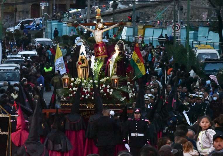 La procesión del Viernes Santos en el centro paceño. Foto: APG