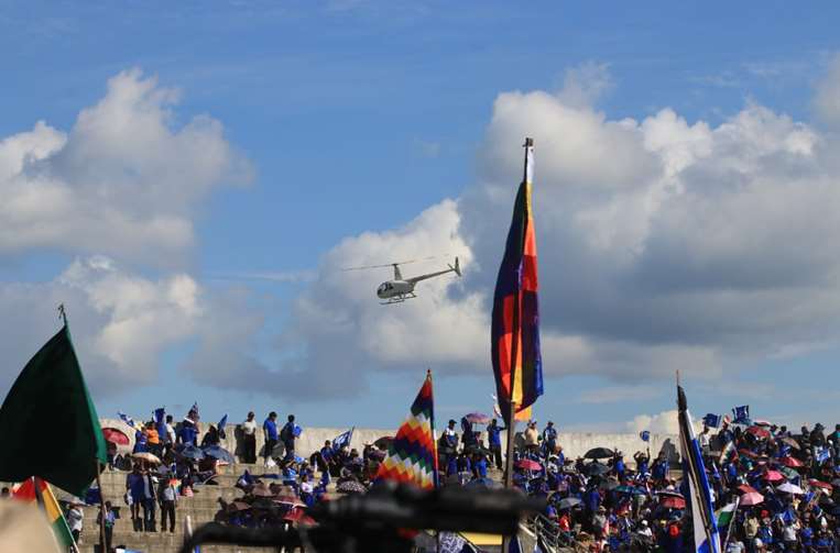 Un helicóptero sobrevuela el estadio donde los evistas festejan en Yapacaní/ JC Torrejón