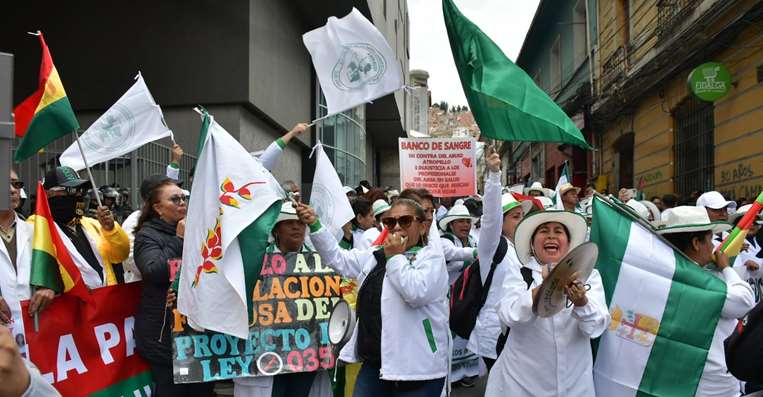 Médicos marchan contra la jubilación forzosa en La Paz