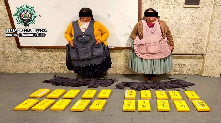 Seis 'cholitas' y un hombre fueron hallados traficando droga/Foto: Felcn