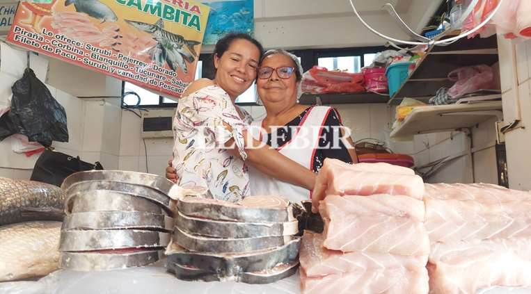 Doña Ines Pardo y su hija Janeth Añez venden pescado / Foto: Ricardo Montero