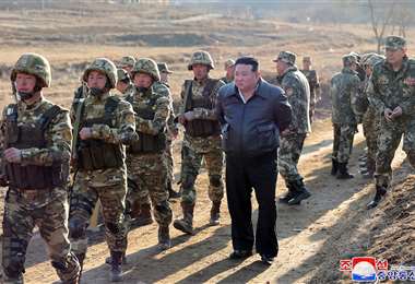 El líder norcoreano, Kim Jong Un,  en una base de entrenamiento militar 
