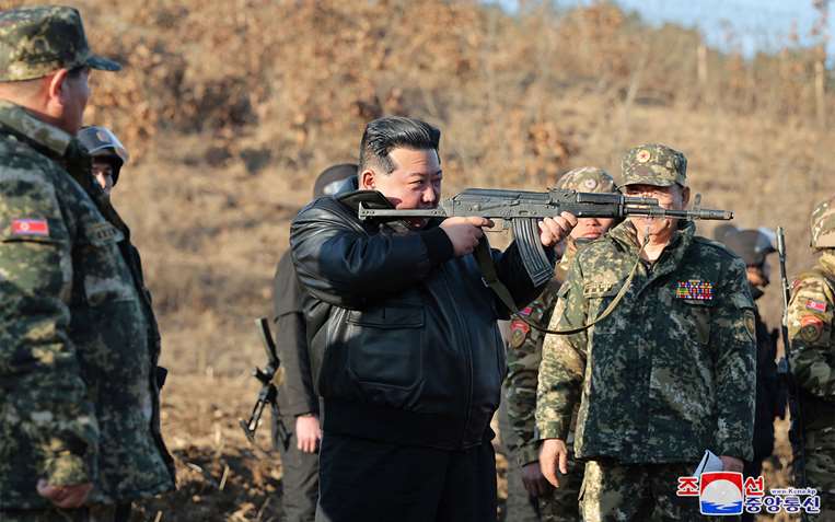 Kim Jong Un, blandió un arma en una base de entrenamiento 