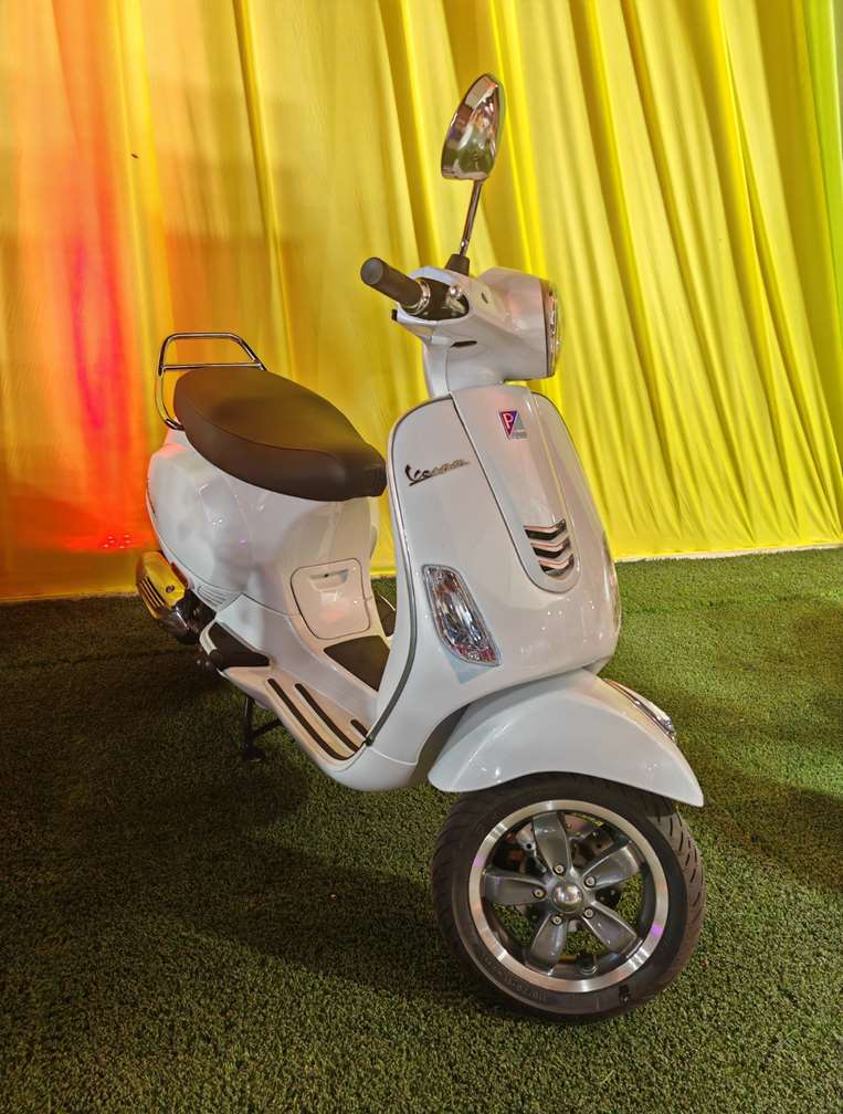 Vespa tiene coloridas motos en exhibición. Foto: Mauricio Vasquez