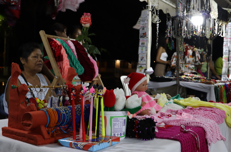 En Expomoda 2024 también se vende artesanías y otros productos. Foto. Gobernación cruceña