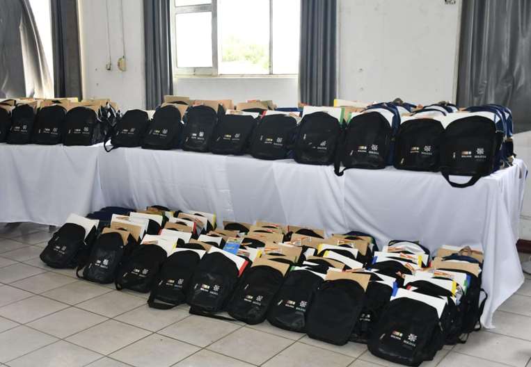 Fueron entregadas 300 mochilas y más de 1000 kits educativos.
