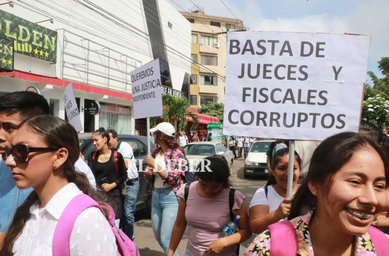 La Uagrm marcha para exigir una justicia independiente/ Foto: Juan Carlos Torrejón