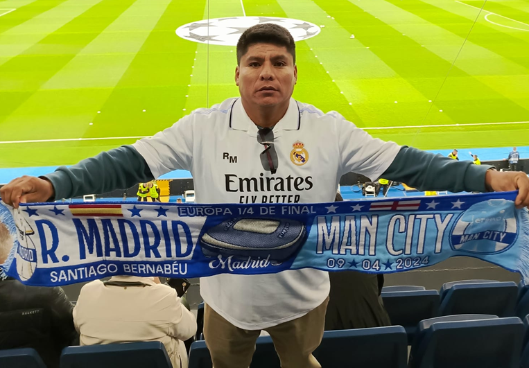Leonardo Loza muestra una bufanda en el interior del Bernabéu. Foto. @Leonardoloza2