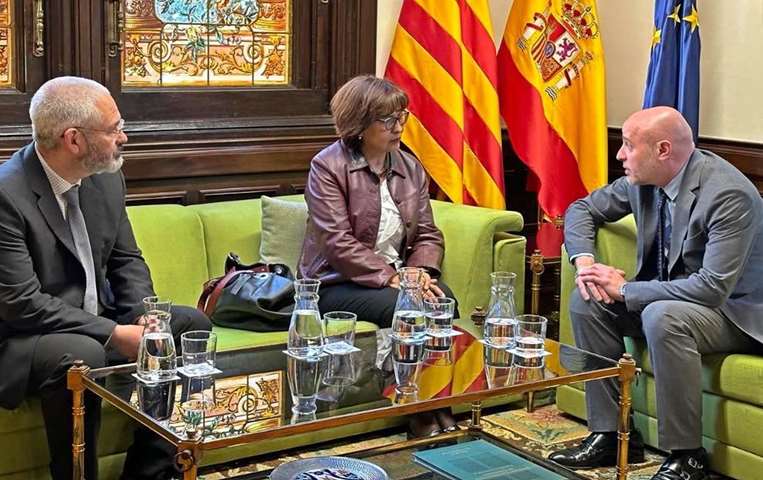 La embajadora Suxo con las autoridades españolas