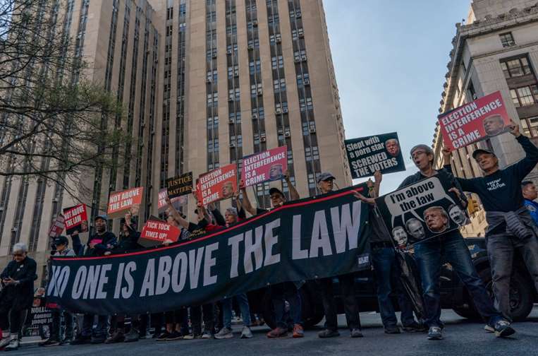 Manifestantes protestan frente al Tribunal Penal de Manhattan / AFP