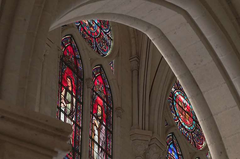 Vidrieras del interior de la catedral de Notre Dame de París / AFP