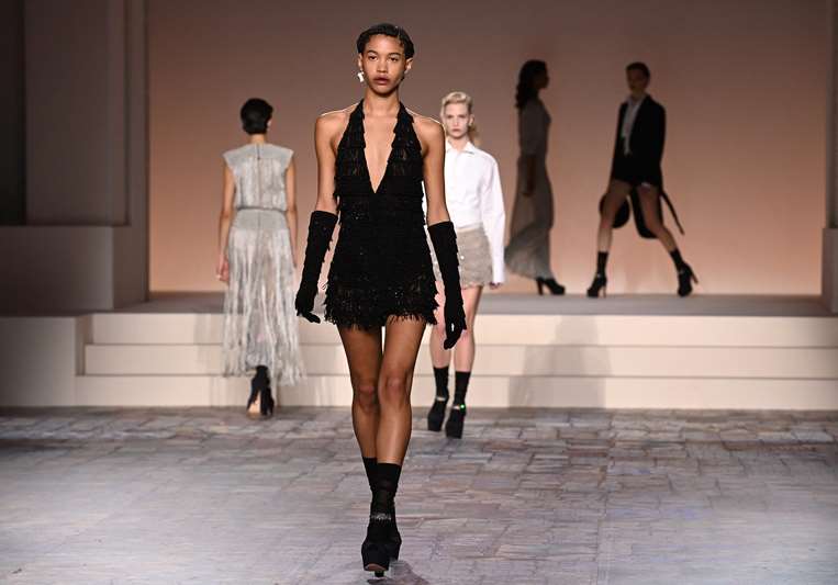 En la colección de otoño de Dior dominan el blanco y el negro / AFP