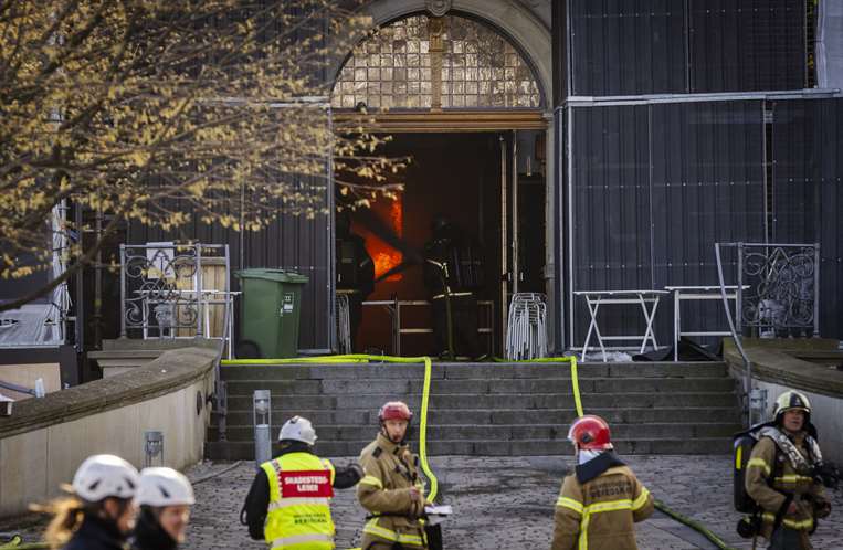 Los bomberos intentan extinguir las llamas del edificio histórico / AFP