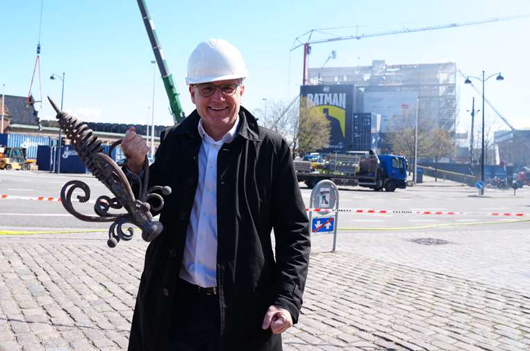 Brian Mikkelsen sostiene la parte superior de la icónica aguja del edificio / AFP