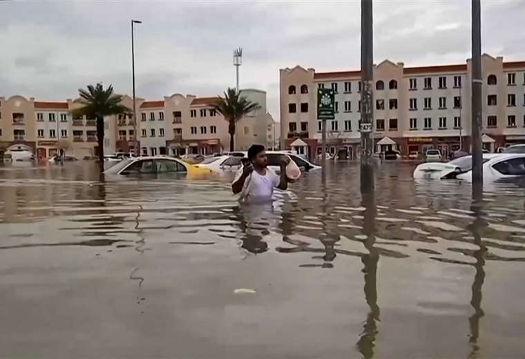 Dubái quedó paralizado por las lluvias torrenciales que provocaron inundaciones / AFPTV