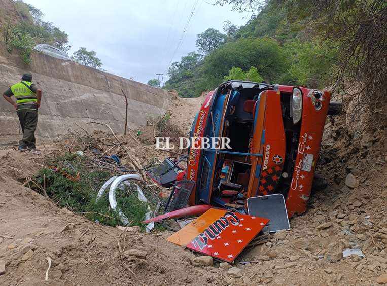 El bus embarrancado en los Valles cruceños, terminó partido en dos/Foto: Soledad Prado