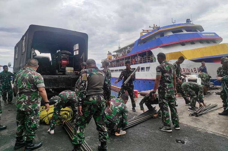 Militares cargan artículos en un barco para llevar a la zona del volcán / AFP