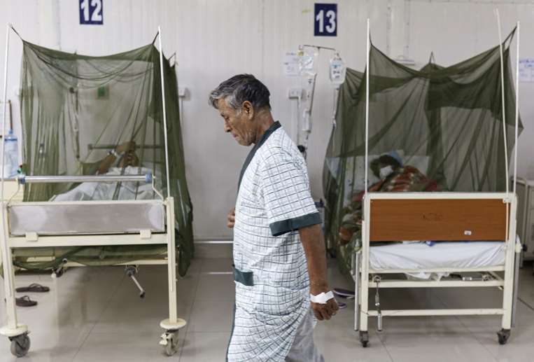 Paciente con dengue en el Hospital Nacional Sergio Bernales en las afueras de Lima / AFP 